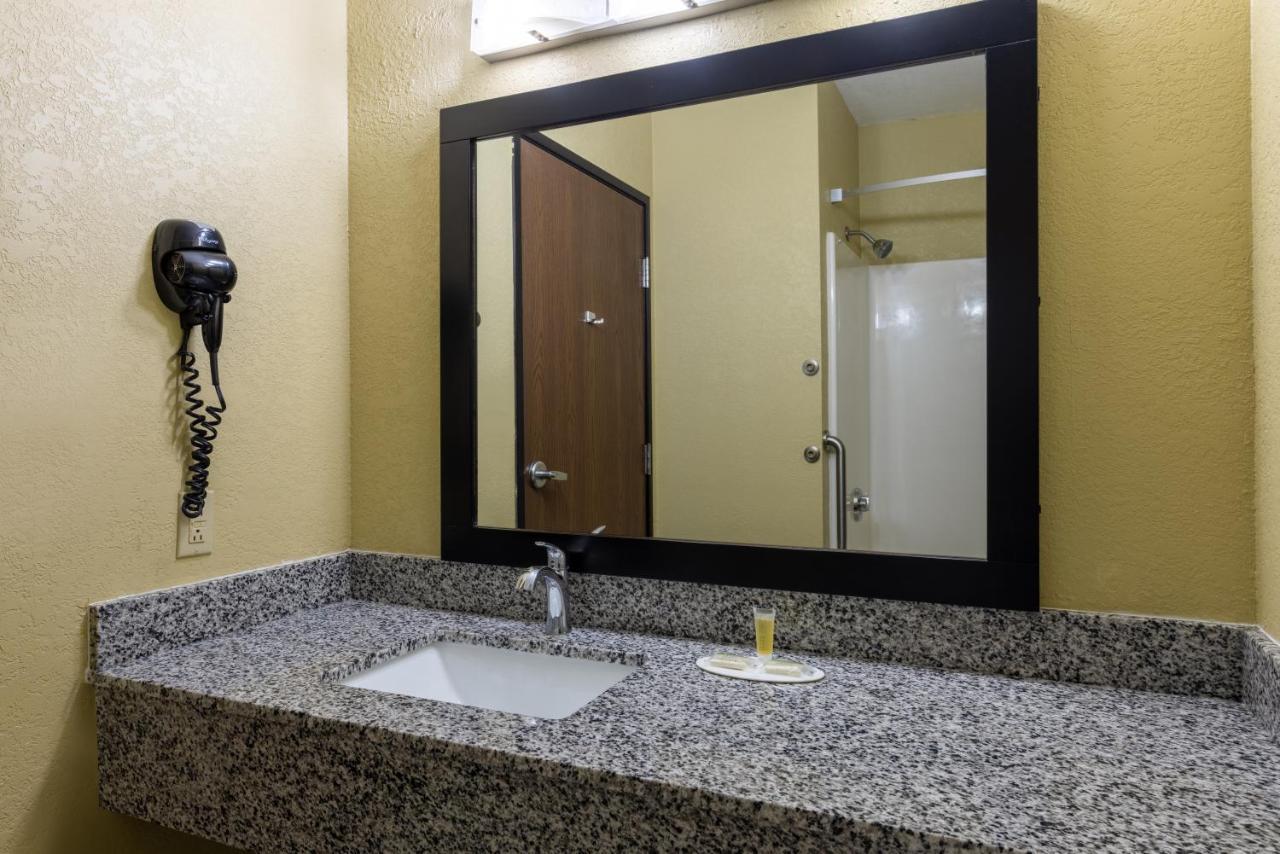Hotel Super 8 By Wyndham Nixa/springfield Area